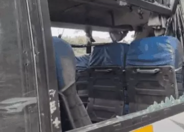 खाई में बस गिरी, लाशों के नीचे दबे थे घायल