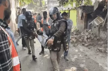 घर टूटता देख सामूहिक आत्महत्या की कोशिश