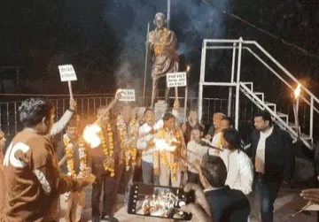 विदिशा में नगर पालिका के खिलाफ पार्षदों का मशाल जुलूस