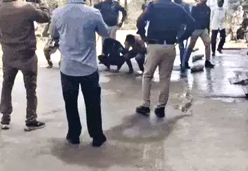 भोपाल में कारों में तोड़फोड़ के आरोपियों का जलूस निकाला