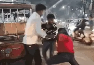 सड़क पर 1 युवक को बदमाशों ने पीटा