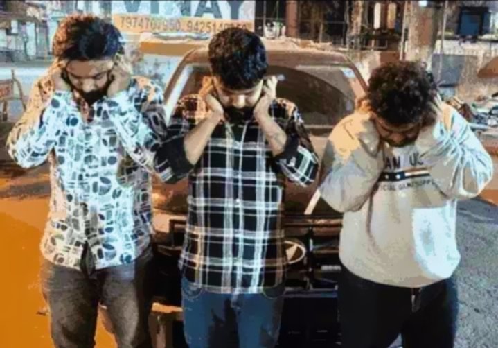 विदिशा में कार स्टंट कर रहे तीन युवकों को पुलिस ने हिरासत में लिया