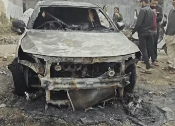 भोपाल में बदमाश ने घर के बाहर खड़ी दो कारों में आग लगा दी