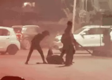 भोपाल में युवक को लाठी-डंडों से पीटा