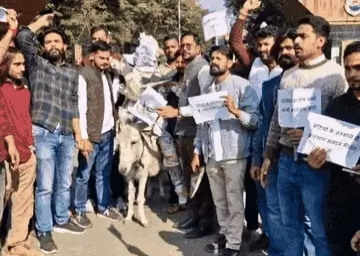 Gen-Z ने आईएएस के पुतले को गधे पर घुमाया