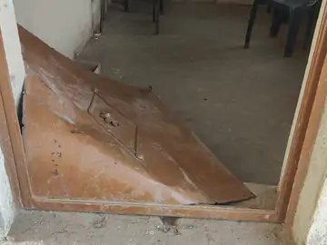 किसानों ने किया पथराव, खिड़की-दरवाजे तोड़े