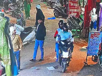 सड़क पर गिरे 20 लाख के गहने स्कूटी सवार उठाकर ले गए