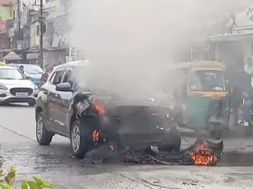 ज्वेलर की चलती कार में आग