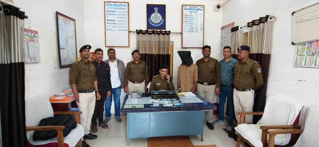 पंजाब मेल में महिला यात्री का पर्स उड़ाने वाला शातिर चोर गिरफ्तार