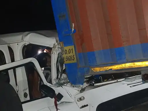 कंटेनर में घुसी श्रद्धालुओं की ट्रैक्स क्रूजर, 4 की मौत