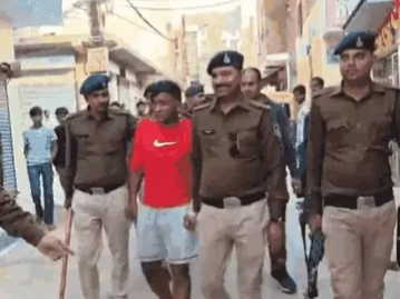 फायरिंग के आरोपी का पुलिस ने निकाला जुलूस