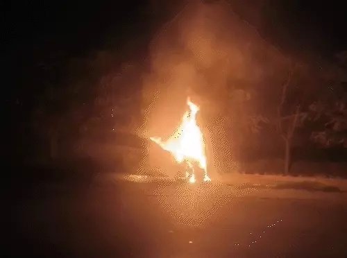 चलती मर्सिडीज में लगी आग, कार सवार निकलकर भागे