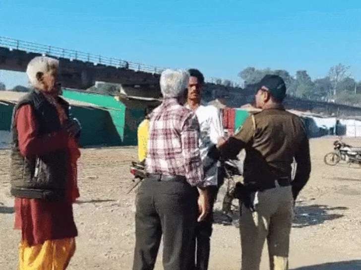 IAS अफसर ने युवक को मारे चांटे, नरसिंहपुर में पुजारी से कहा- तुम्हें रेत में गड़वा दूंगा; नर्मदा घाट पर पेशाब करने से नाराज थे