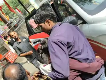 महिला अपने पति को छोड़कर प्रेमी के साथ रह रही है इस कारण कोर्ट परिसर में दो पक्षों में मारपीट