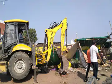 इंदौर में कनाड़िया रोड पर ठेले-गुमटियों को हटाया