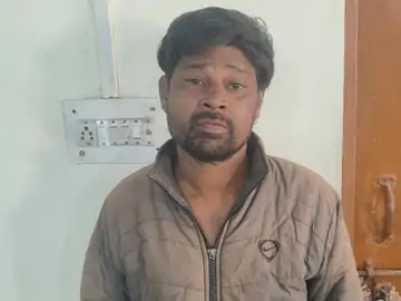 नशे में युवक ने महिलाओं के सामने उतारे कपड़े