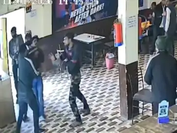 बीयर बार में चखने के पैसे मांगने पर हंगामा, फायरिंग