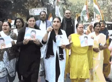 भोपाल में महिला कांग्रेस ने मंत्री के सरकारी निवास का घेराव कर विरोध दर्ज कराया