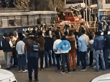 पुलिस मुख्यालय के सामने मांस से भरा ट्रक पकड़ाया