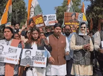 युवक को मंत्री का मुखौटा पहनाकर पुलिस को सौंपा