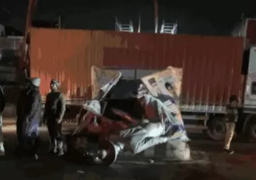 भोपाल के करोंद में क्रेन में फंसी प्रतिमा, टूटी