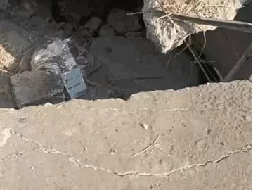 भोपाल में सड़क पर 5 फीट चौड़ा-15 फीट लंबा गड्ढा