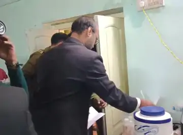 कोर्ट कमिश्नर ने नकली चिरायु तेल फैक्ट्री पर मारा छापा