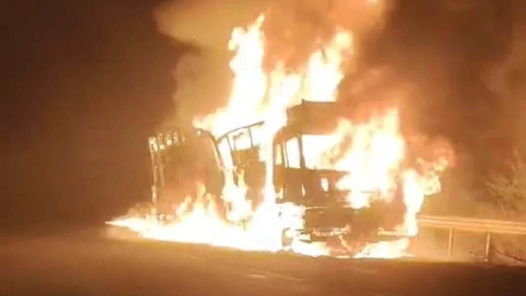 केदारेश्वर घाट पर तेल से भरा ट्रक खाक, 30 लाख का नुकसान