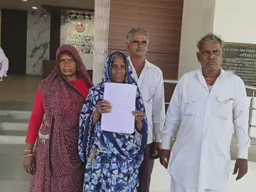 कांग्रेस नेत्री पर जमीन हड़पने का आरोप, बुजुर्ग महिला ने कलेक्ट्रेट में लगाई न्याय की गुहार