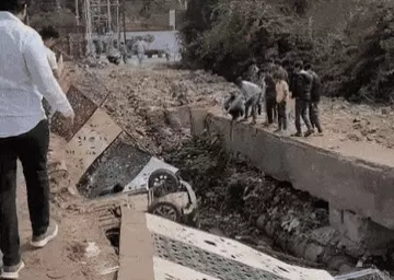 भोपाल में 50 फीट रेलिंग तोड़कर नाले में गिरी कार