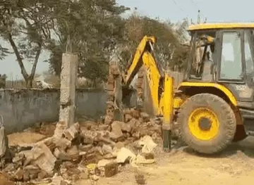 केरवा डैम के कैचमेंट में प्रशासन का बुलडोजर, 30 एकड़ में फैला अवैध निर्माण जमींदोज