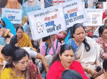 “महंगाई की मार: चूल्हा हुआ ठंडा, तो सड़कों पर उतरी ‘रसोई संसद'”