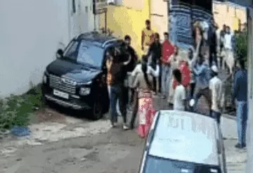 डॉग लवर्स की खूनी सनक, आवारा कुत्तों की शिकायत करने पर दो महिलाओं को तलवार से काटा