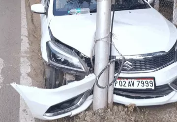 भोपाल: अचानक सीने में उठा दर्द और अनियंत्रित होकर खंभे से टकराई ‘एमपी प्रशासन’ की कार