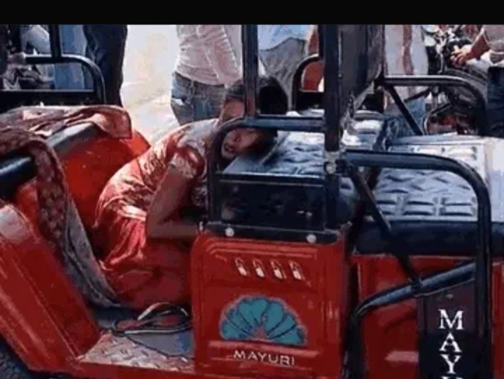 पुलिस की बदसलूकी से तंग आकर महिला ने खाया जहर, पति ने बीच सड़क किया हंगामा