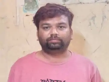 कार के ‘आर्म रेस्ट’ में छिपाकर रखी थी ड्रग्स, क्राइम ब्रांच ने तस्कर को दबोचा