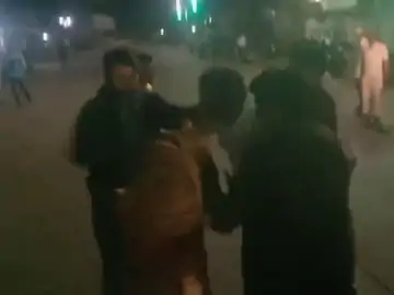 पुलिसकर्मी द्वारा महिला से मारपीट का वीडियो वायरल, जांच शुरू