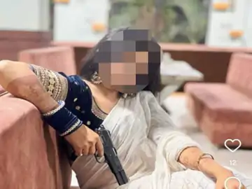 युवती ने SI की रिवॉल्वर के साथ पोस्ट की फोटो, विभाग में मचा हड़कंप