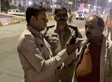 नशे में धुत ड्राइवर दौड़ा रहा था यात्रियों से भरी बस, पुलिस ने किया जब्त