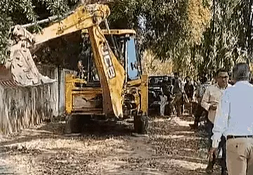 बड़ा तालाब: 50 मीटर के दायरे में मिलीं 100 झुग्गियां, बेहटा में टीम से अभद्रता