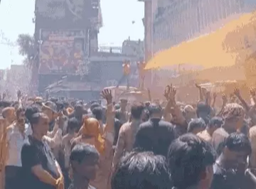 भोपाल में ‘इन्दौरी गेर’ जैसा नजारा: रंगों की बौछार के बीच निकला ऐतिहासिक चल समारोह