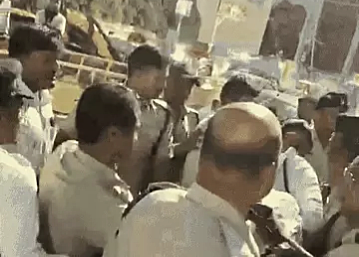 भोपाल: बस रोकने पर भिड़े रेलकर्मी और पुलिस, बीच सड़क पर चले लात-घूंसे