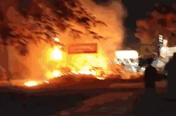 दमकल की देरी ने खाक कर दी रजाई-गद्दे की दुकान, 20 फीट ऊंची उठीं लपटें