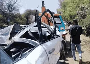 भीषण सड़क हादसा: निर्माणाधीन ब्रिज के पिलर से टकराई कार, ट्रेवल्स संचालक की मौत, साथी गंभीर