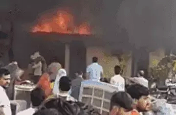 सांवेर रोड स्थित स्क्रैप गोदाम में भीषण आग, समय रहते टला बड़ा हादसा