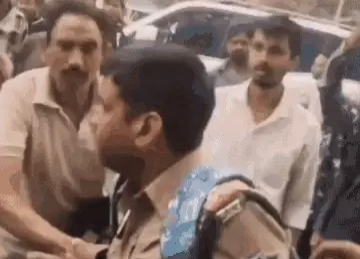 विवाद सुलझाने गए सब-इंस्पेक्टर से अभद्रता, युवकों ने वर्दी पर डाला हाथ