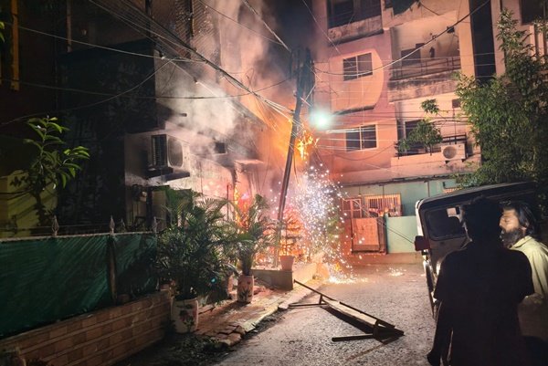 इंदौर में बड़ा हादसा: चार्जिंग पर लगी कार बनी काल, जिंदा जले एक ही परिवार के 8 लोग