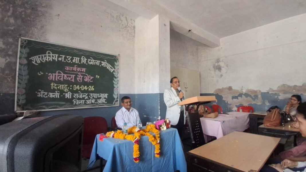 ‘भविष्य से भेंट’: कलेक्टर की पहल पर स्कूलों में पहुँचे जिले के आला अधिकारी