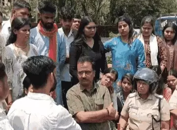 कॉलेज के पास शराब दुकान का विरोध: ABVP का उग्र प्रदर्शन, पथराव और चक्काजाम