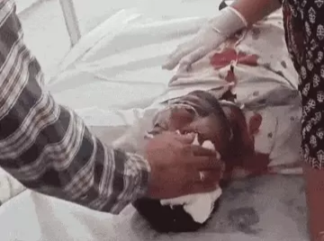 अस्पताल के गेट पर बिछा ‘मौत का जाल’, इधर गिर रहे लोग, उधर हो रहा इलाज